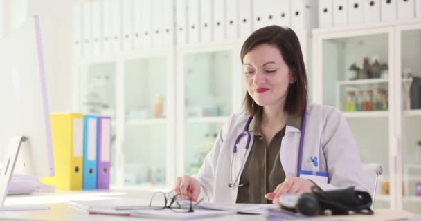 Mulher Médico Regozijando Com Bons Resultados Teste Paciente Documentos Papel — Vídeo de Stock