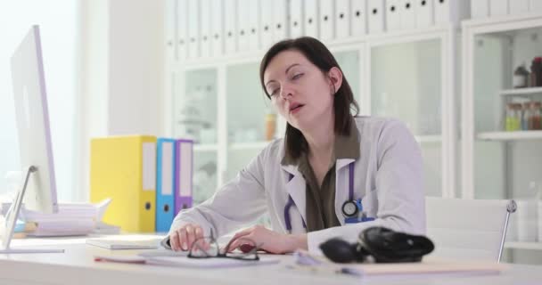 累了的女医生睡在诊所办公室的桌子旁4K电影慢动作 医护人员工作压力大的概念 — 图库视频影像