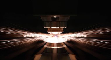 Yapım aşamasında metal levha lazer kesimi. Kıvılcımlar metal işleme için makine başını uçurur