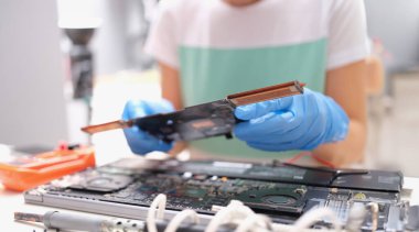 Teknik mühendis bilgisayar anakart üzerinde çalışıyor. Bilgisayar donanımı konseptinin onarımı