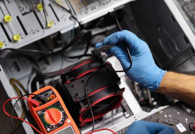 Çalışmaları kontrol etmek için kişisel bilgisayar ve testçi bileşenleri. Hizmet kurtarma garantisi ve bilgisayar onarımı