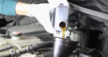 Usta oto tamircisi arabada yağ değiştiriyor. Araba servisi kavramı