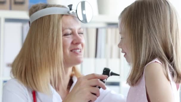 Γιατρός Ωρλ Εξετάζει Ένα Μικρό Αυτί Κοριτσιού Ωτοσκόπιο Ακουστική Δοκιμασία — Αρχείο Βίντεο