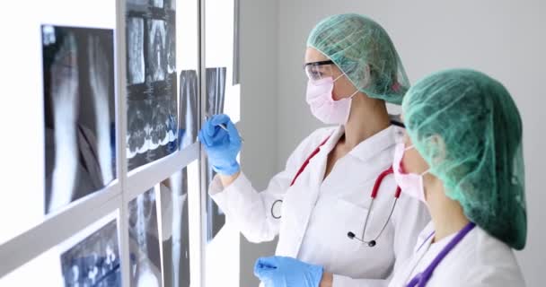 Két Védőmaszkot Védőszemüveget Viselő Orvos Röntgent Bocsát — Stock videók
