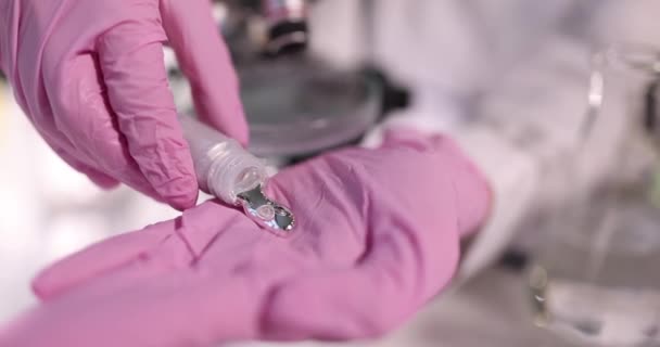 Bilim Adamı Şişeden Cıva Sıvı Metal Döker Kimyasal Araştırma Galası — Stok video