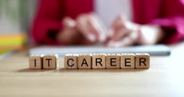 Bilişim kariyeri ve bilgisayar üzerinde çalışan kadın bilişim uzmanının elleri. Bilgi teknolojisi alanında kariyer ve çalışma.