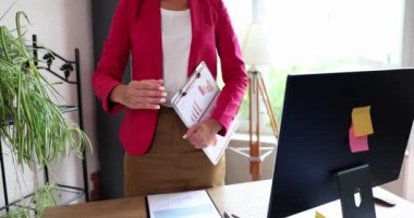 İş kadını el sıkışmak için elini uzatıyor ve ortağına iyi bir anlaşma teklif ediyor. Kadın patron bir müşteriye hoş geldin jesti yapıyor ve yeni çalışanı iş yerinde karşılıyor.