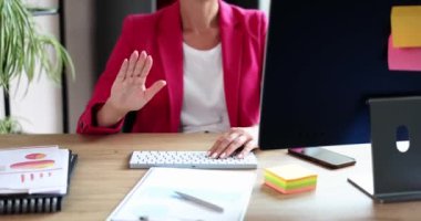 İş kadını elinde video konferansı ve el sallayarak selam veriyor. Çevrimiçi iş toplantıları ve müzakere kavramı