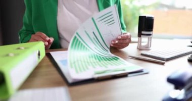 Finans belgesini elinde tutan bir iş kadını. İstatistik analizi ve iş performans raporu