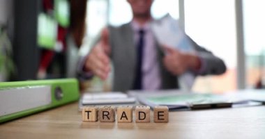 İş adamı elini sıkar ya da ticaret ortağını selamlar. Kargo taşımacılığı ve lojistik ihracatı kavramı