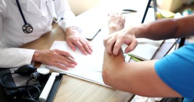 Dermatolog X, uyuz ve kaşıntılı hastaların derilerini inceliyor. Cilt hastalıklarının incelenmesi ve teşhisi alerji sedef hastalığı egzama dermatiti