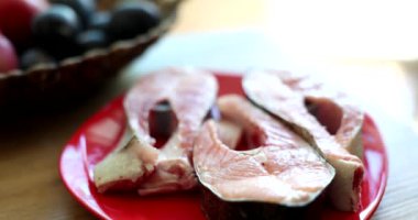 Somon balığı, biftek ve tabakta taze çiğ balık. Somon balığı yararlı özellikler ve kalori içeriği