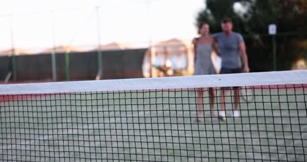 Άντρας Και Γυναίκα Στο Γήπεδο Του Τένις Επικοινωνούν Παιχνίδι Τένις — Αρχείο Βίντεο