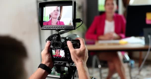 Профессиональное Цифровое Оборудование Записывает Видео Блог Деловой Женщины Онлайн Бизнес — стоковое видео