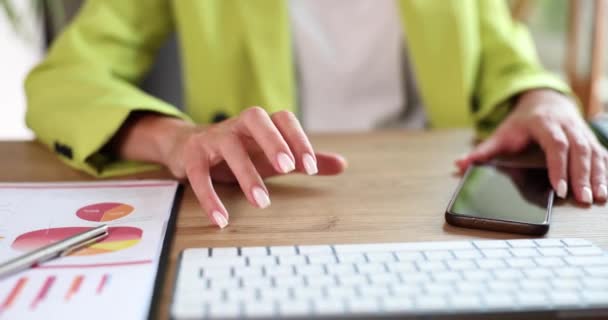 Kadını Masadaki Parmaklarını Tıklatıyor Akıllı Telefondan Mesaj Gelmesini Bekliyor Sinir — Stok video