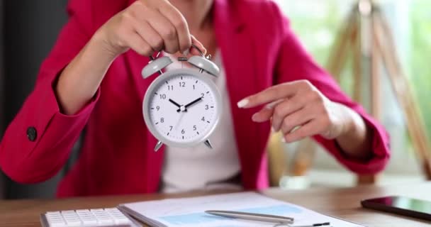 女商人在工作场所拿着闹钟 时间管理和个人效率的概念 — 图库视频影像