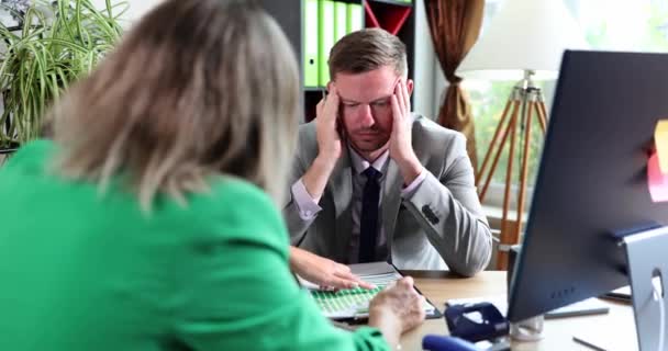 Chockad Chef Lyssnar Analytikerchefens Ekonomiska Rapport Övertid Trötthet Känslor Överraskning — Stockvideo