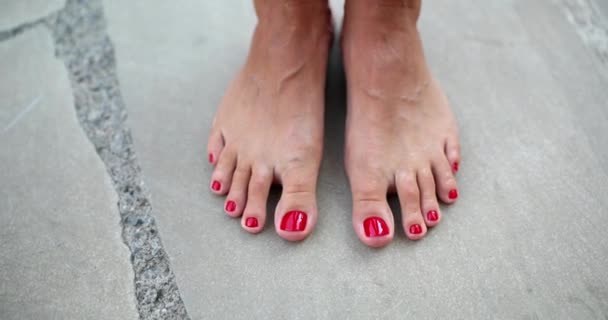 赤いペディキュアが閉じられた美しい素足 皮膚と足のケア — ストック動画