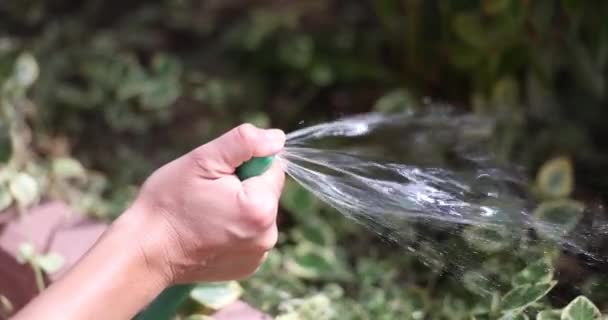 Рука Тримає Гумовий Водяний Шланг Допомогою Пальця Закриває Кінець Гумового — стокове відео