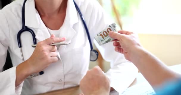 患者の手は医者のポケットにお金を入れます 医療の腐敗 — ストック動画