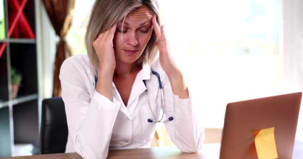 Doctora Con Migraña Sobrecargada Trabajo Estresada Terapeuta Médico Horas Extras — Vídeos de Stock