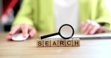 Metin, büyüteçle arama yapmak ve arka planda insanlar klavye ve bilgisayar faresi ile yazıyorlar. İnternet 'te bilgi aranıyor