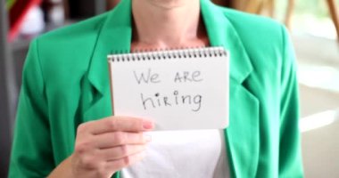 Ofiste işe alacağımız iş kadını. Yaratıcı personel satış yöneticilerini ara