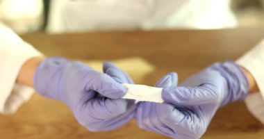 Plastik eldivenli doktorlar rektal fitilleri yakın plan çekimde açarlar. Cinsel yolla bulaşan enfeksiyonların tedavisi