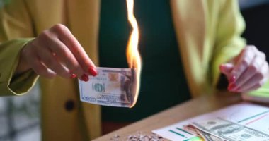 İş kadını elinde alevlerle birlikte yüz dolar yanıyor. Ekonomik mali enflasyon ve iflas