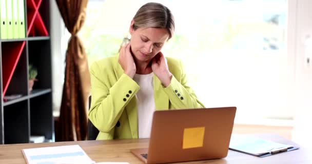 Zmęczona Kobieta Masuje Sztywny Ból Szyi Napięte Mięśnie Zmęczone Pracą — Wideo stockowe
