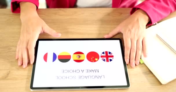 Tela Tablet Com Aplicativo Aprendendo Diferentes Idiomas Escola Idiomas Remotamente — Vídeo de Stock