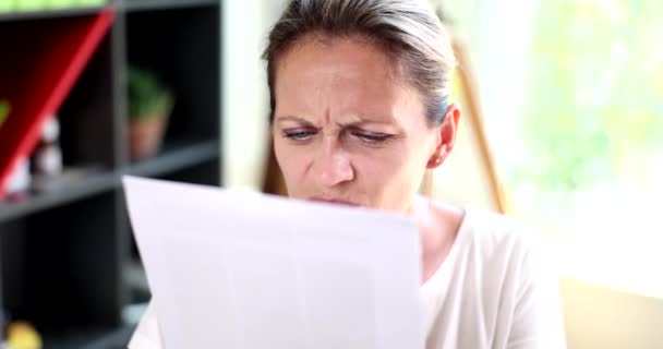 Frustrada Mulher Descontente Squint Com Visão Pobre Carta Documento Notificação — Vídeo de Stock