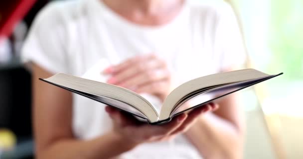 Γυναίκα Γυρίζει Σελίδα Ενώ Διαβάζει Βιβλίο Home Hobbies Εκπαίδευση Γνώση — Αρχείο Βίντεο
