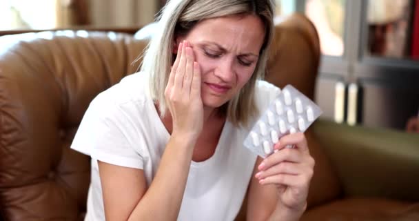 Kanepede Ağır Diş Ağrısı Çeken Bir Kadın Diş Ağrısı Hapları — Stok video