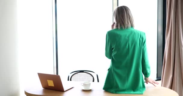 Bizneswoman Siedzi Stole Rozmawia Przez Telefon Patrzy Przez Okno Negocjacje — Wideo stockowe