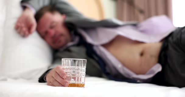 Ung Affärsman Lider Baksmälla Ligger Sängen Med Glas Whisky Alkoholism — Stockvideo