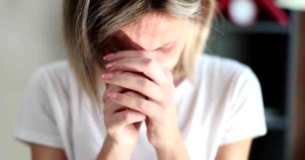 悲観的な若い女性の手を握り 悲しい気持ちの閉鎖 女性はストレスと絶望を祈る — ストック動画