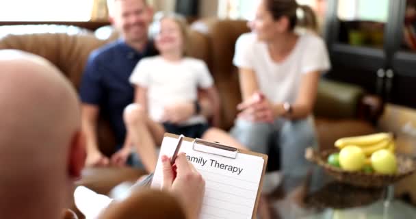 Rodinná Terapie Rodičovská Péče Rodina Sedí Pohovce Podstupuje Terapii — Stock video