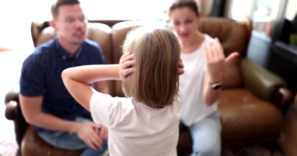 Rodiče Maminka Tatínek Hubují Holčičku Zavřenýma Ušima Očima Domácí Násilí — Stock video