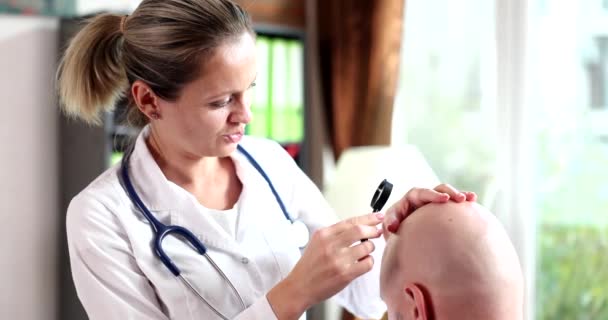 Trichologist Undersöker Skallig Man Med Alopeci Med Förstoringsglas Håravfall Alopeci — Stockvideo
