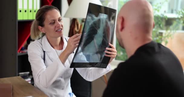 Médico Femenino Explicación Del Diagnóstico Radiografía Fluorografía Pulmonar Paciente Masculino — Vídeo de stock