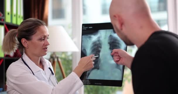 Женщина Врач Проверяет Рентген Легких Консультирует Пациента Положительным Результатом Коронавирус — стоковое видео