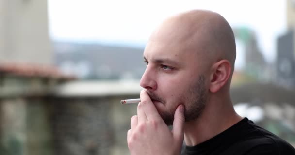 Πορτρέτο Του Νεαρού Φαλακρού Που Καπνίζει Βλάβη Στην Υγεία Του — Αρχείο Βίντεο