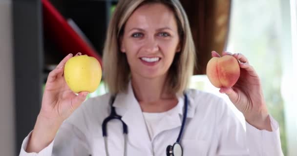 Gülümseyen Beslenme Uzmanı Elinde Elma Şeftali Meyvesi Tutuyor Meyve Aromalı — Stok video