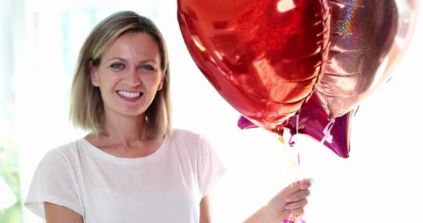Portrait Fille Tenant Beaucoup Ballons Appréciant Fête Vacances Émotions Bonheur — Video