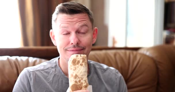 快乐的男人在家里吃美味的沙瓦玛 鲜美的快餐沙华玛 — 图库视频影像