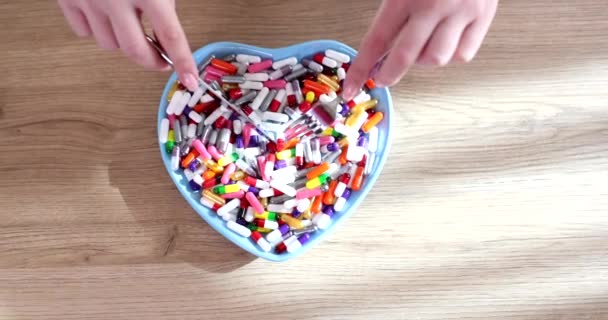 Багато Різнокольорових Таблеток Лежать Тарілці Концепція Здорового Харчування Прийому Вітамінів — стокове відео