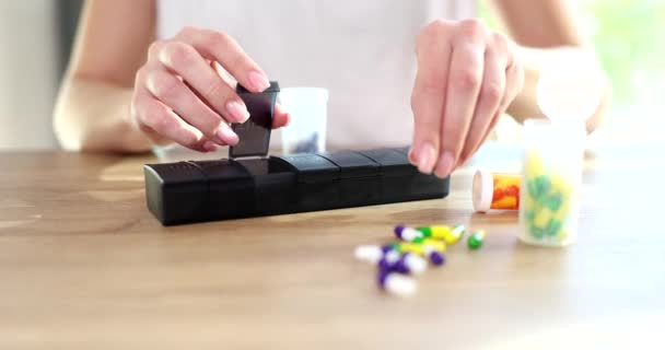 Vrouw Neemt Pillen Van Zaak Sorteert Pillen Vitaminen Voor Dagelijkse — Stockvideo