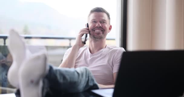 Emoções Alegria Felicidade Freelancer Masculino Falando Telefone Local Trabalho Conversa — Vídeo de Stock