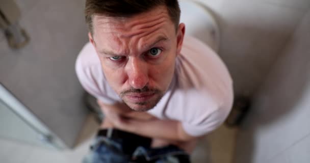 Emocionalmente Retrato Homem Com Problemas Intestinais Senta Banheiro Obstipação Hemorróidas — Vídeo de Stock